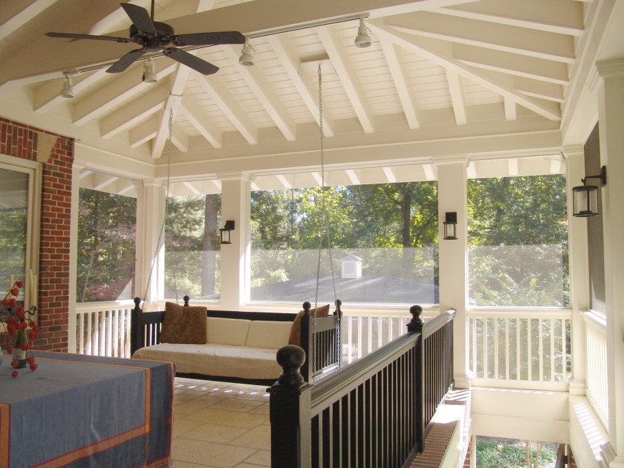 Терраса с открытыми стропилами