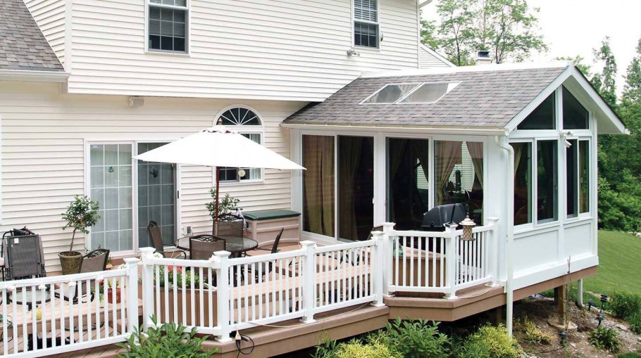 Веранда перед домом закрытая