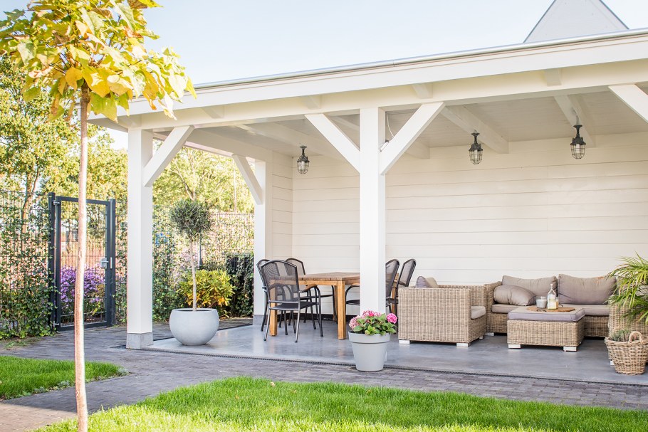 Белая беседка веранда