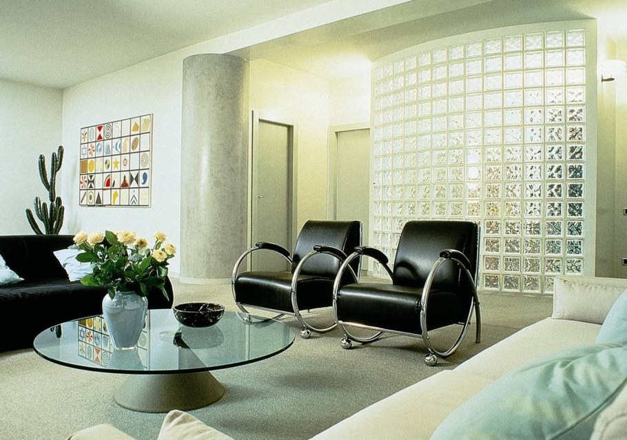 Перегородка из стеклянных блоков в гостиной