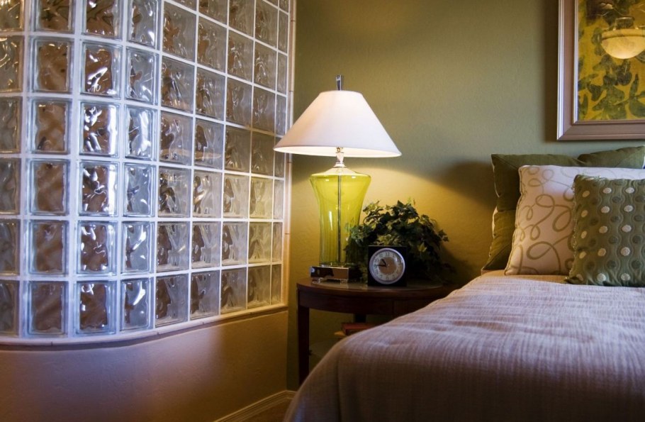 Стеклоблоки в спальне