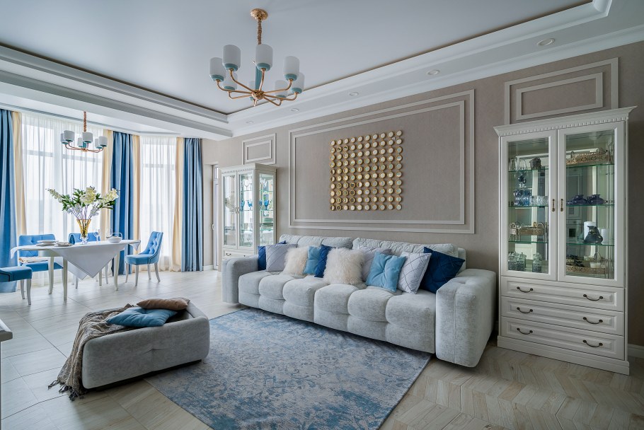 Бело голубая гостиная в классическом стиле