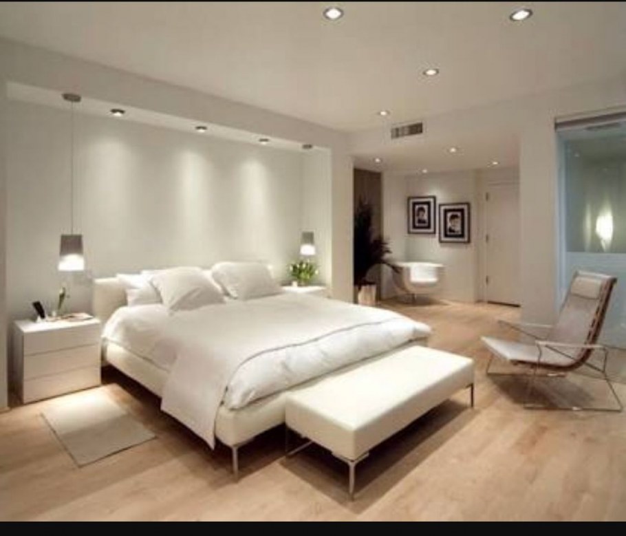 Потолок с точечными светильниками в спальне