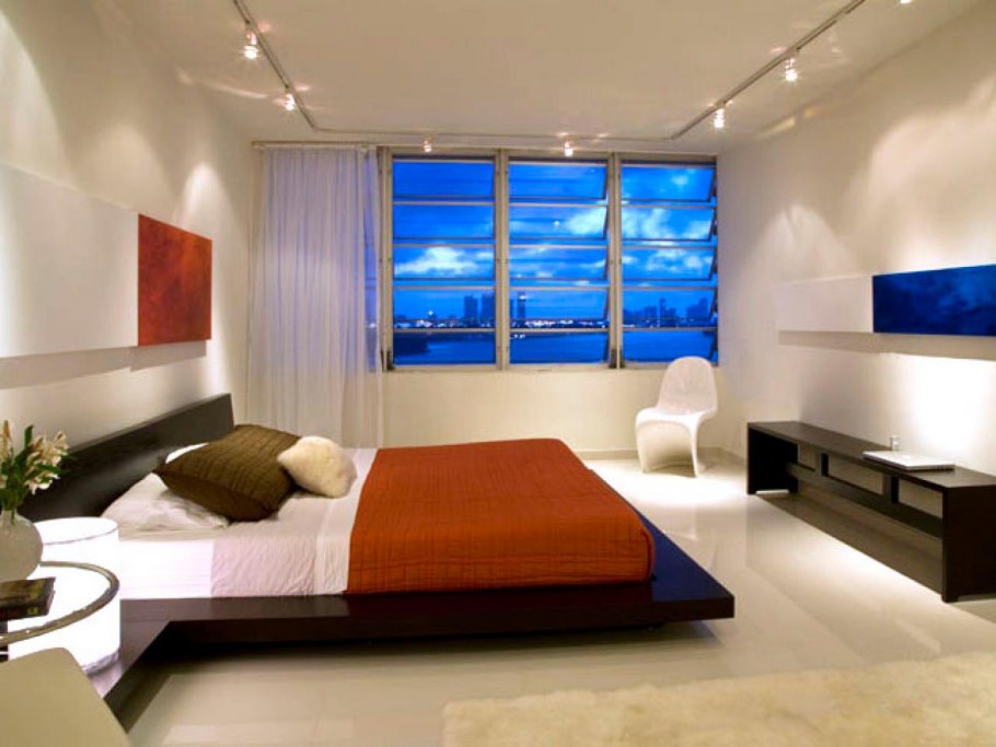 Натяжной потолок в спальне