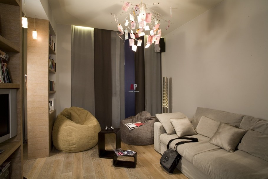 Интерьер гостиной с уговым дивано