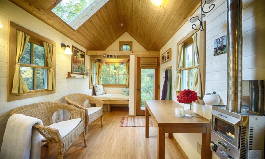 Маленький треугольный дом