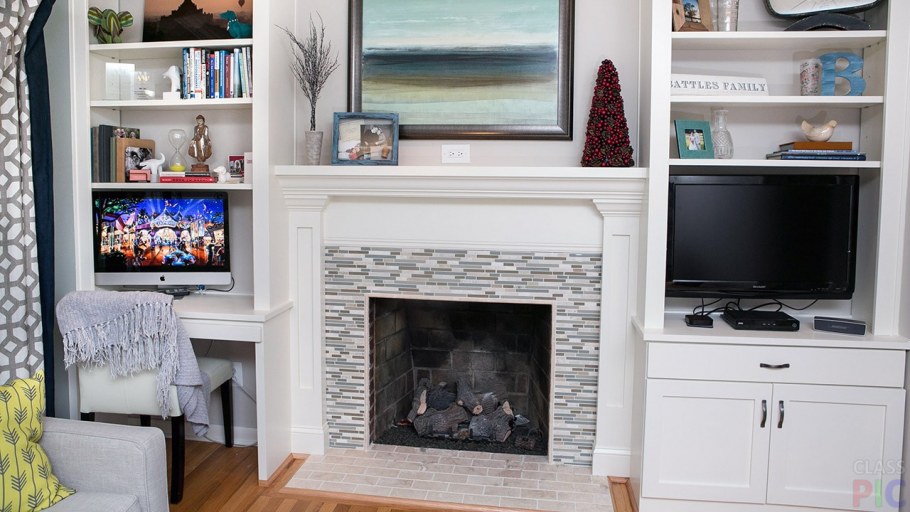 Камин с полками и телевизором