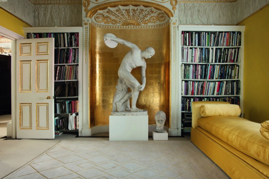 Статуи в интерьере