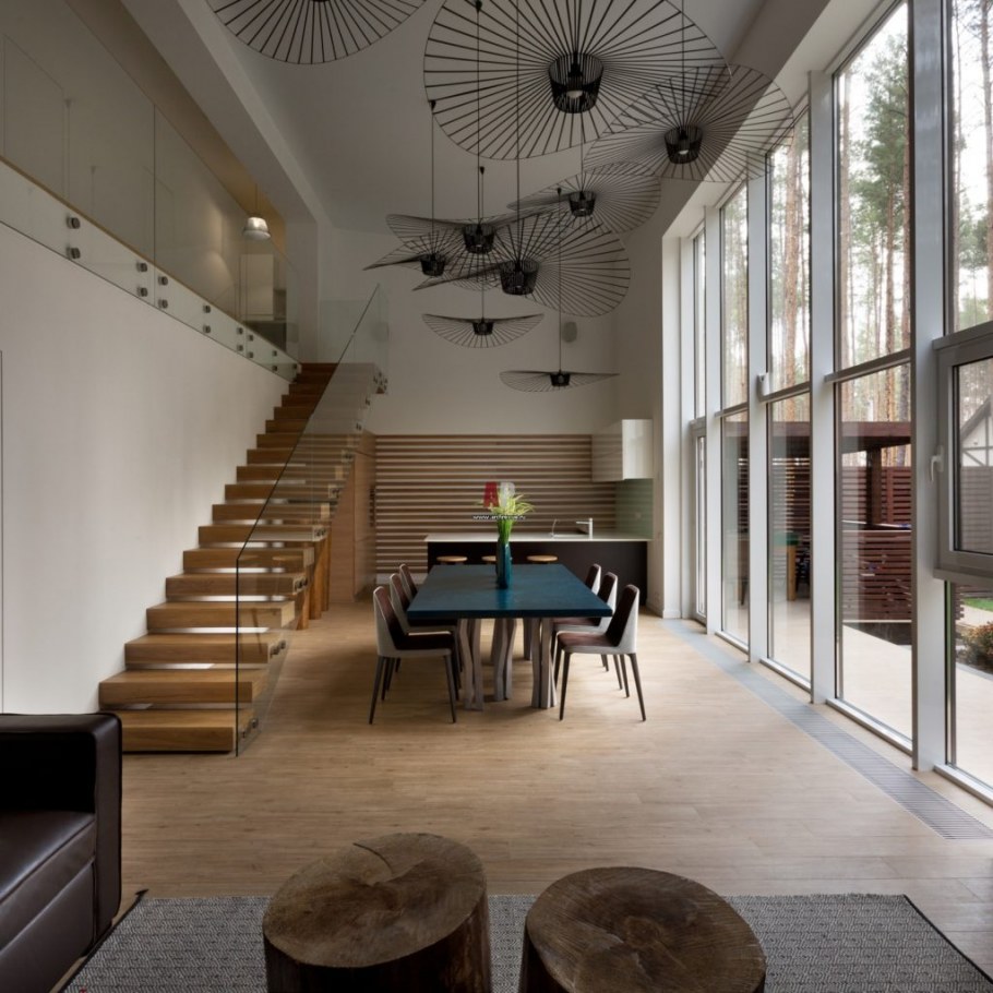 Двухэтажный дом с высокими потолками