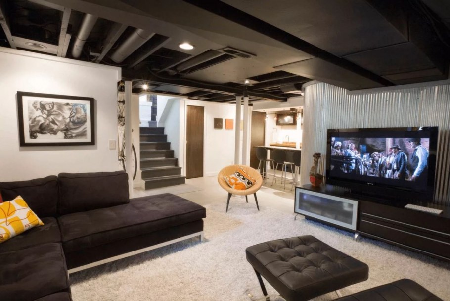 Гостиная в цокольном этаже