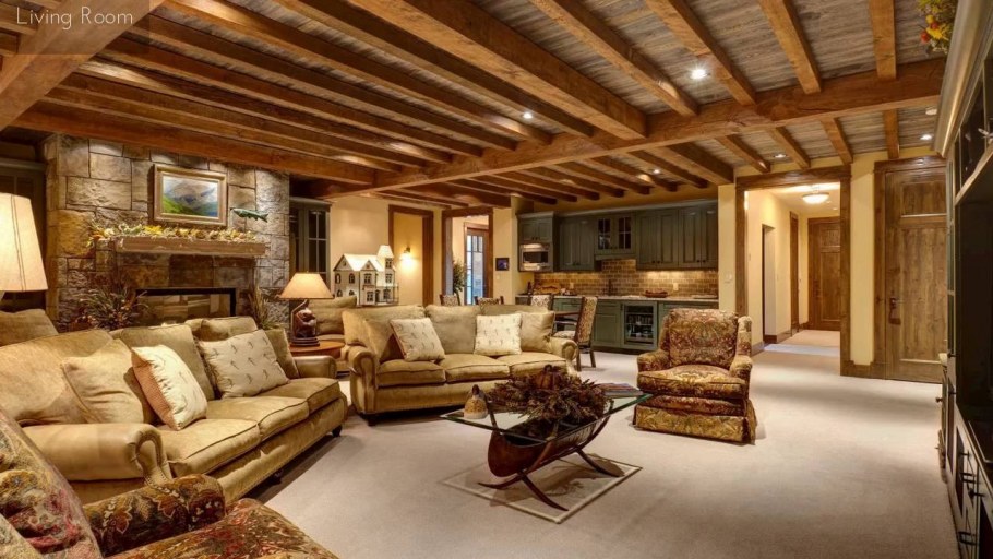 Кухня в частном доме с низким потолком