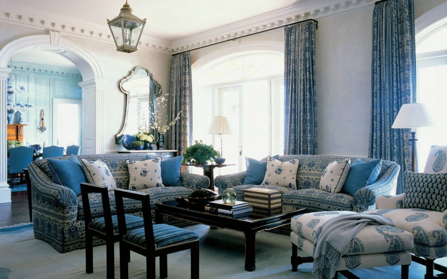 Этнический интерьер гостиной в синих тонах