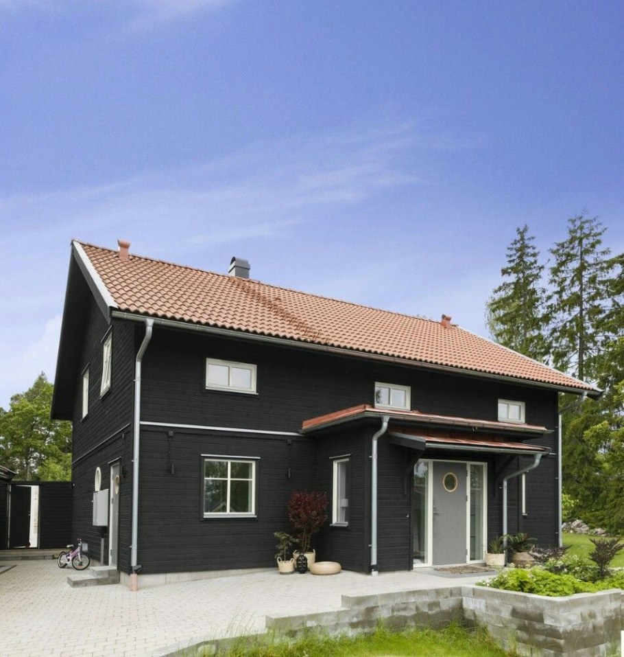 Коричневый дом с красной крышей