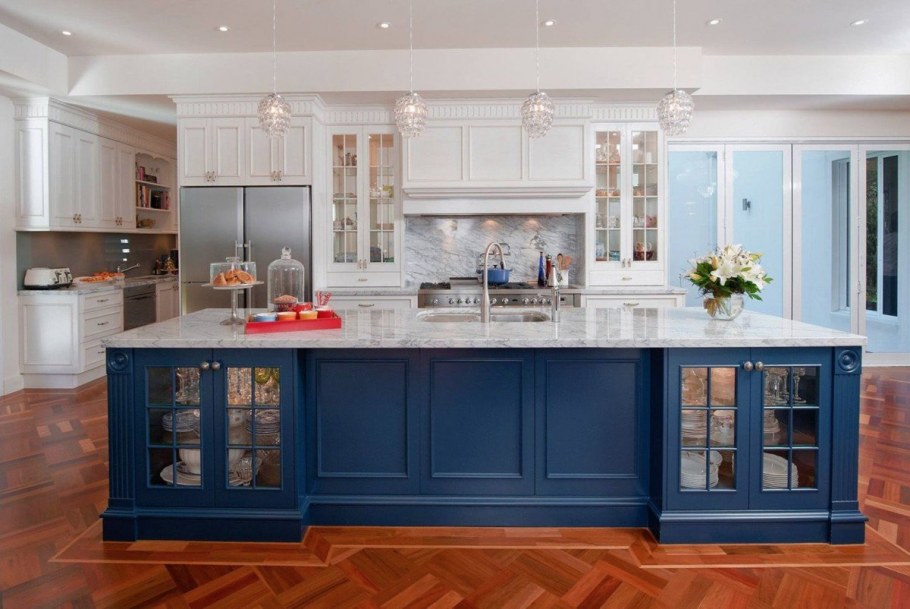 Кухня с синим фартуком