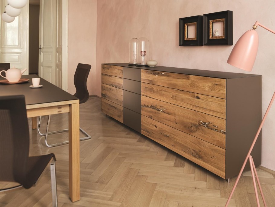 Отделка спальни деревом