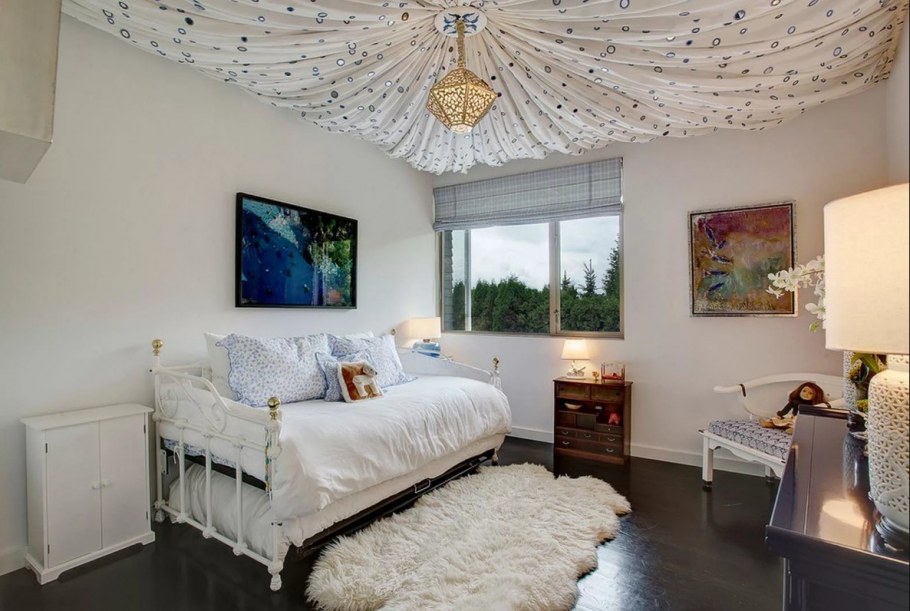Необычный потолок в спальне