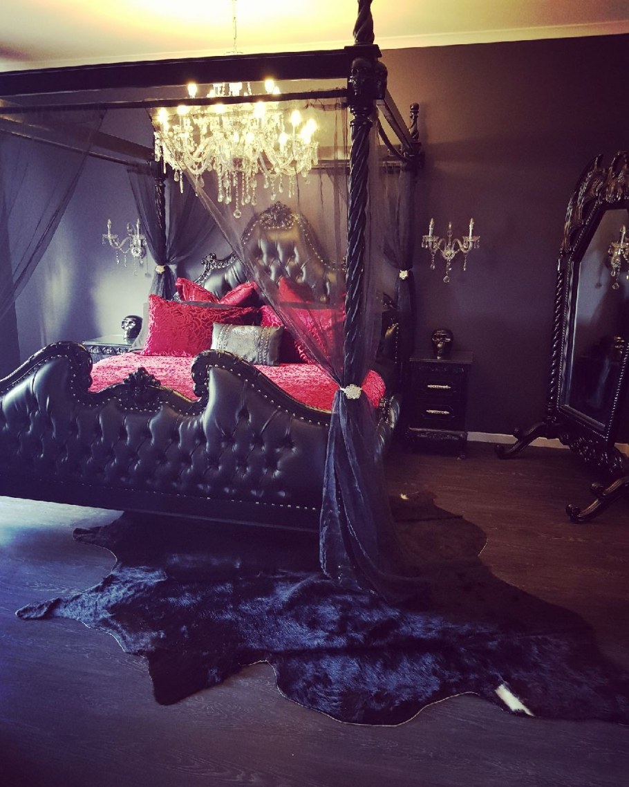 Спальня в викторианском стиле Готика красный