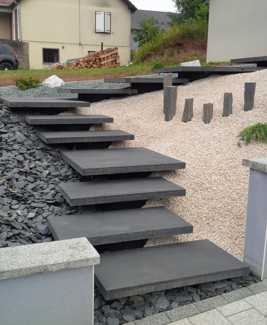 Бетонные ступени в ландшафте