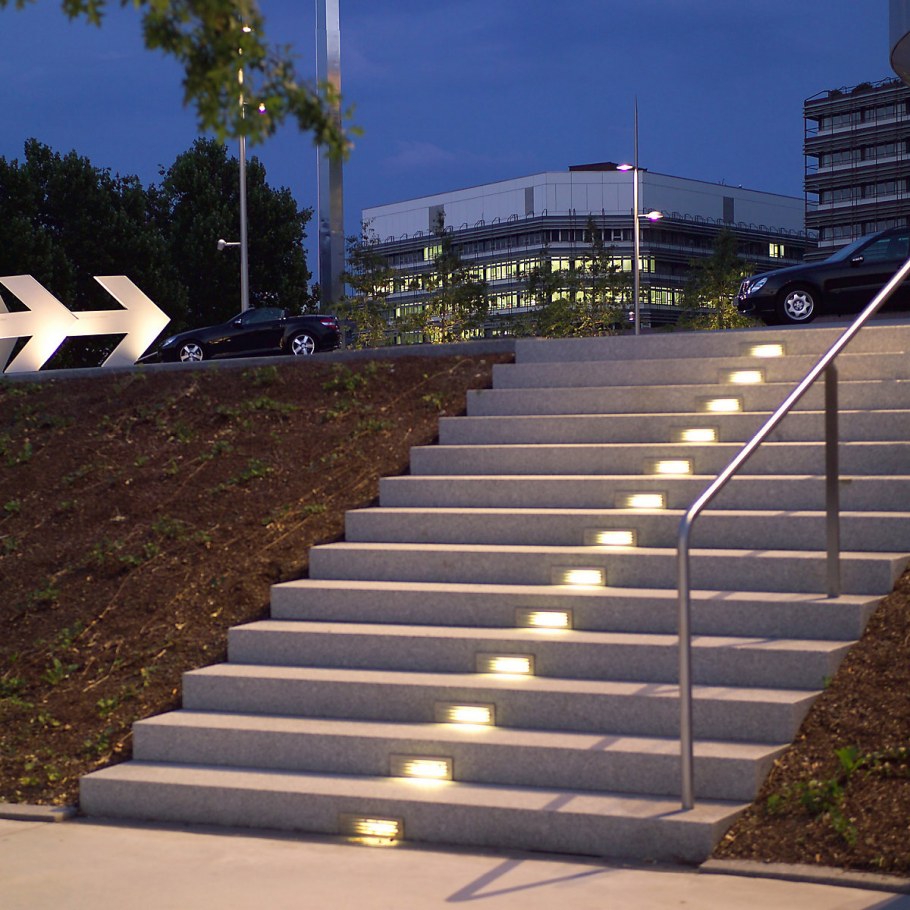 Ступени консольные металлические