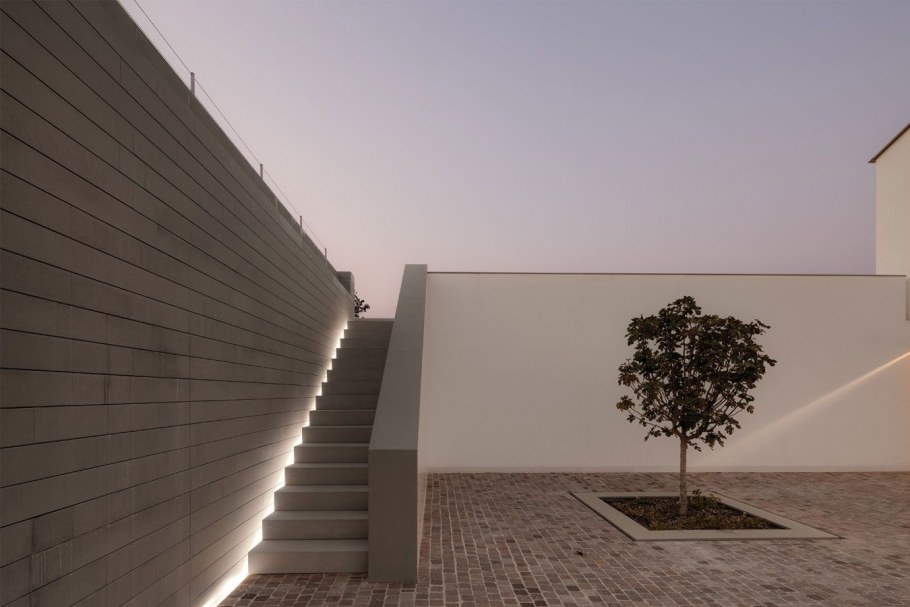 Бетонные ступени в ландшафте