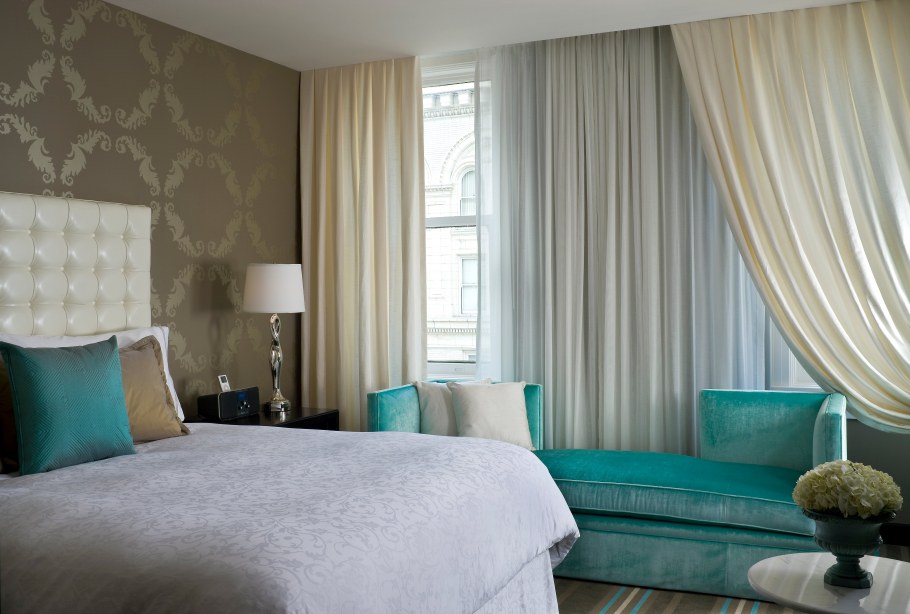 Светло голубые шторы в интерьере