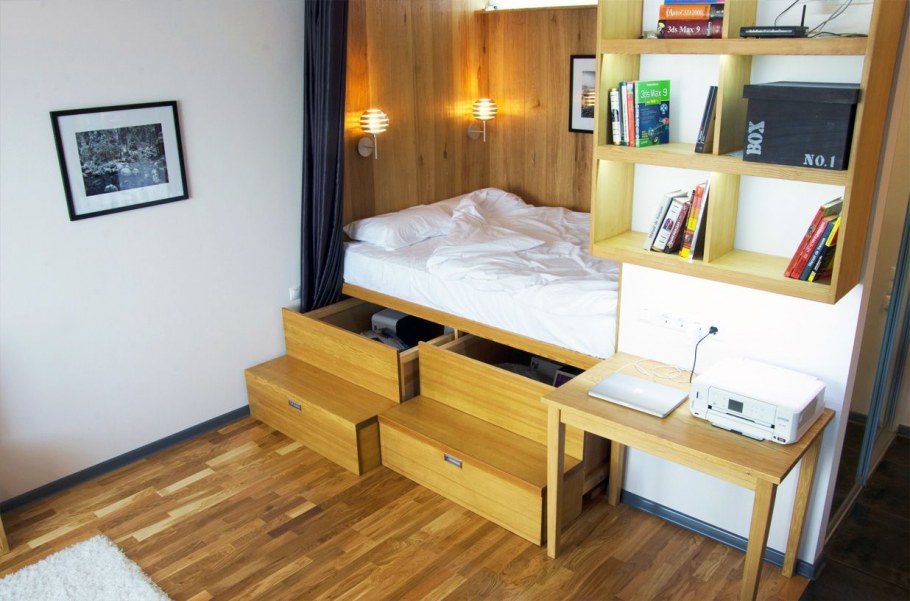 Треугольная гардеробная в углу комнаты