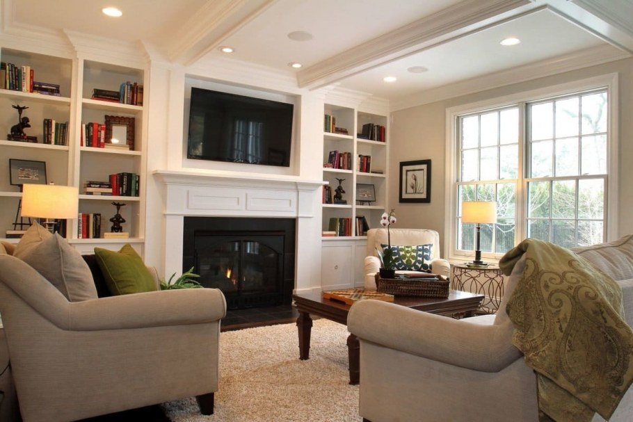 Встроенные полки в гостиной