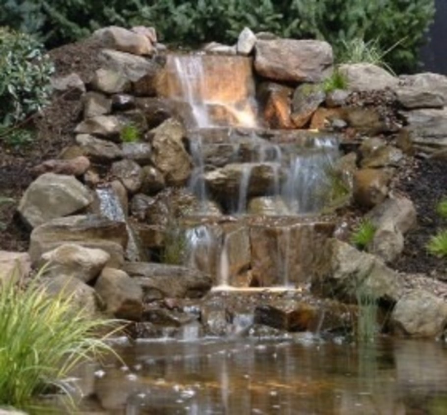 Пруд с водопадом и альпийской горкой