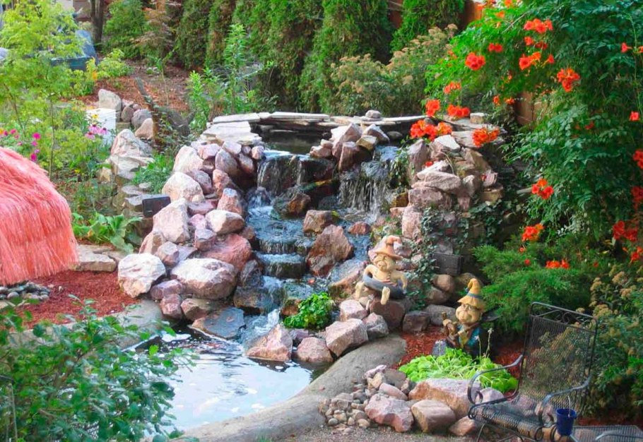 Альпийская горка с водопадом в саду