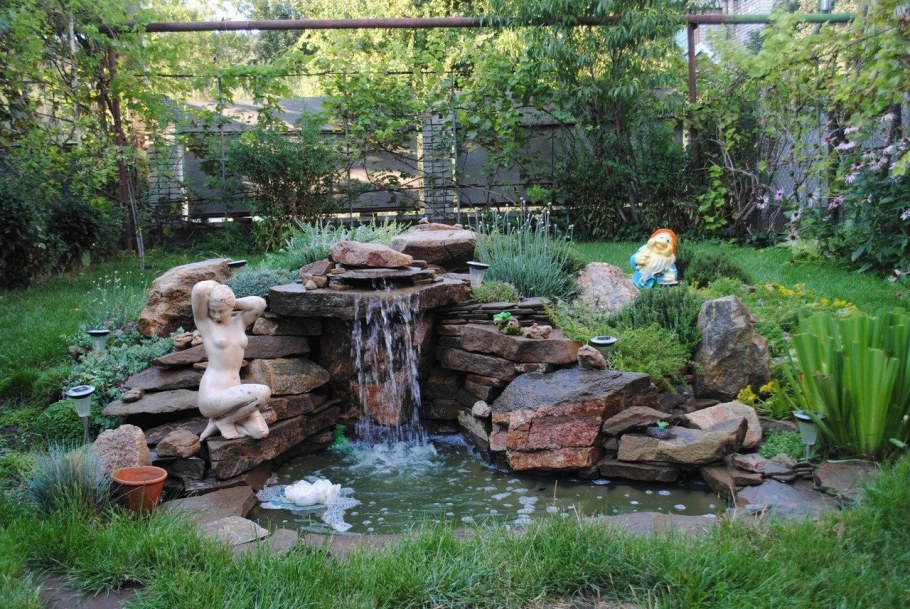 Альпийская горка с прудиком и водопадом