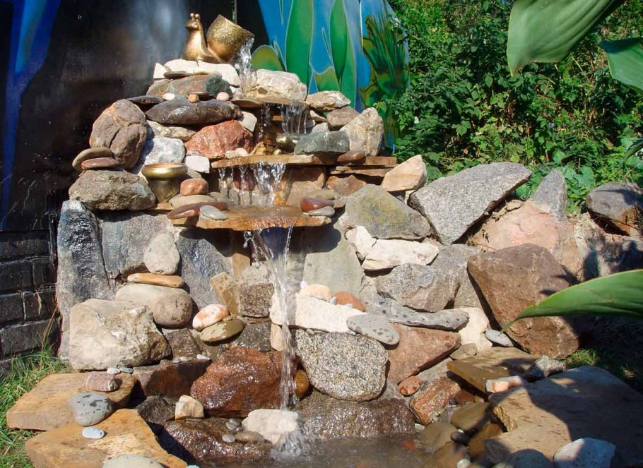 Маленькая Альпийская горка с прудиком