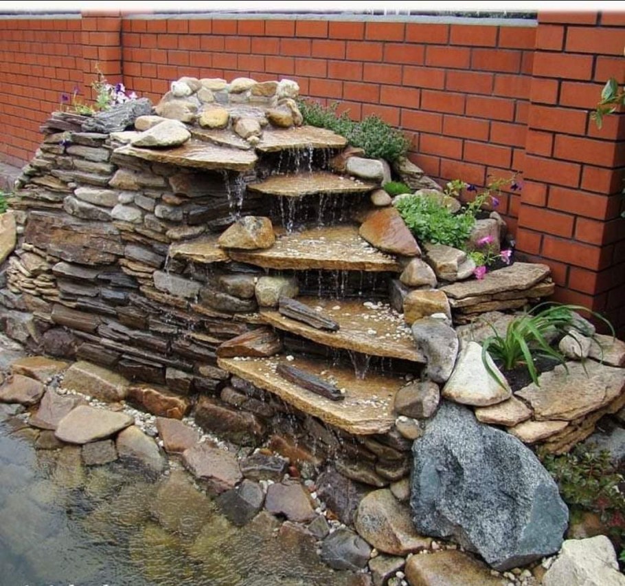 Альпийская горка из камней с прудиком и водопадом