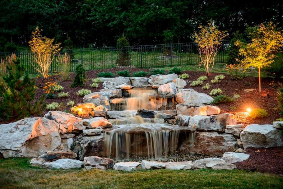 Пруд с водопадом и альпийской горкой