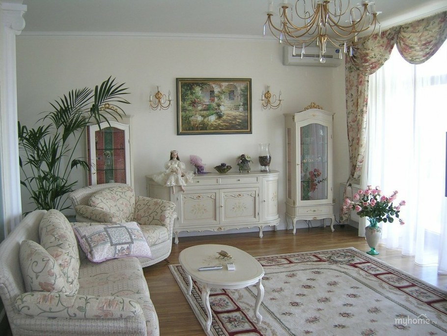 Номер в гостинице с лепестками роз и свечами