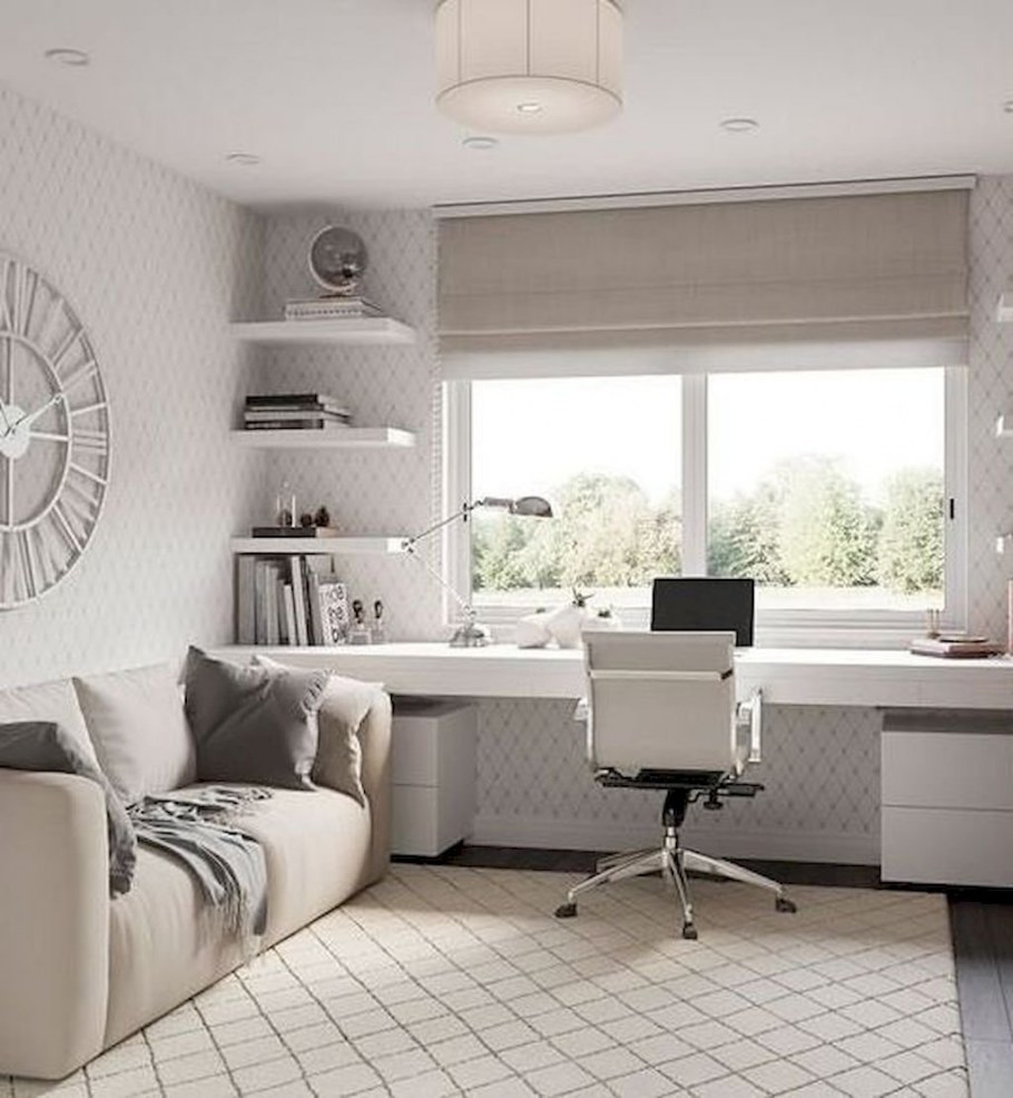 Письменный стол у окна