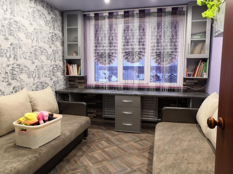 Письменный стол у окна