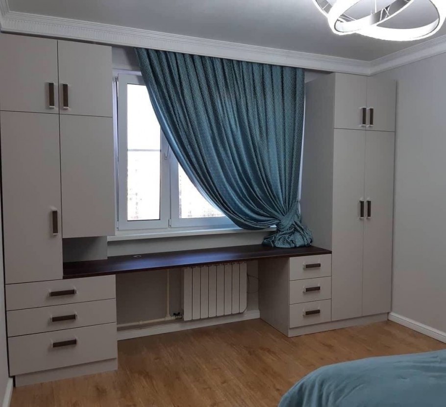 Письменный стол вдоль окна