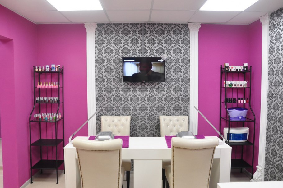 Интерьер студии маникюра