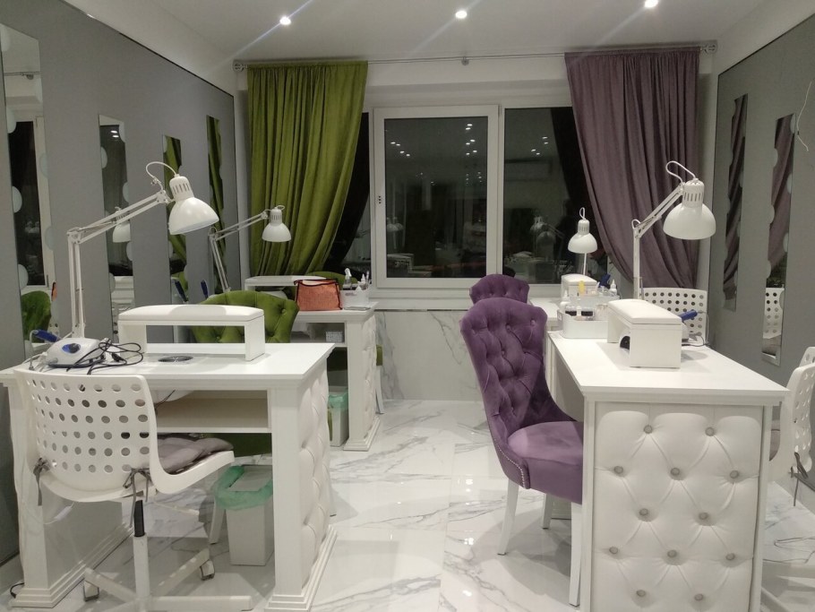 Интерьер салона маникюра
