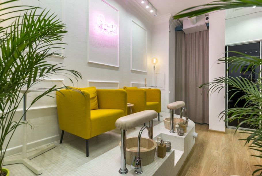 Интерьер салона маникюра и педикюра