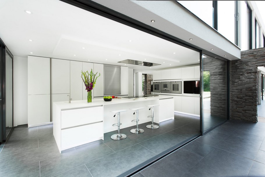 Кухня в особняке в современном стиле