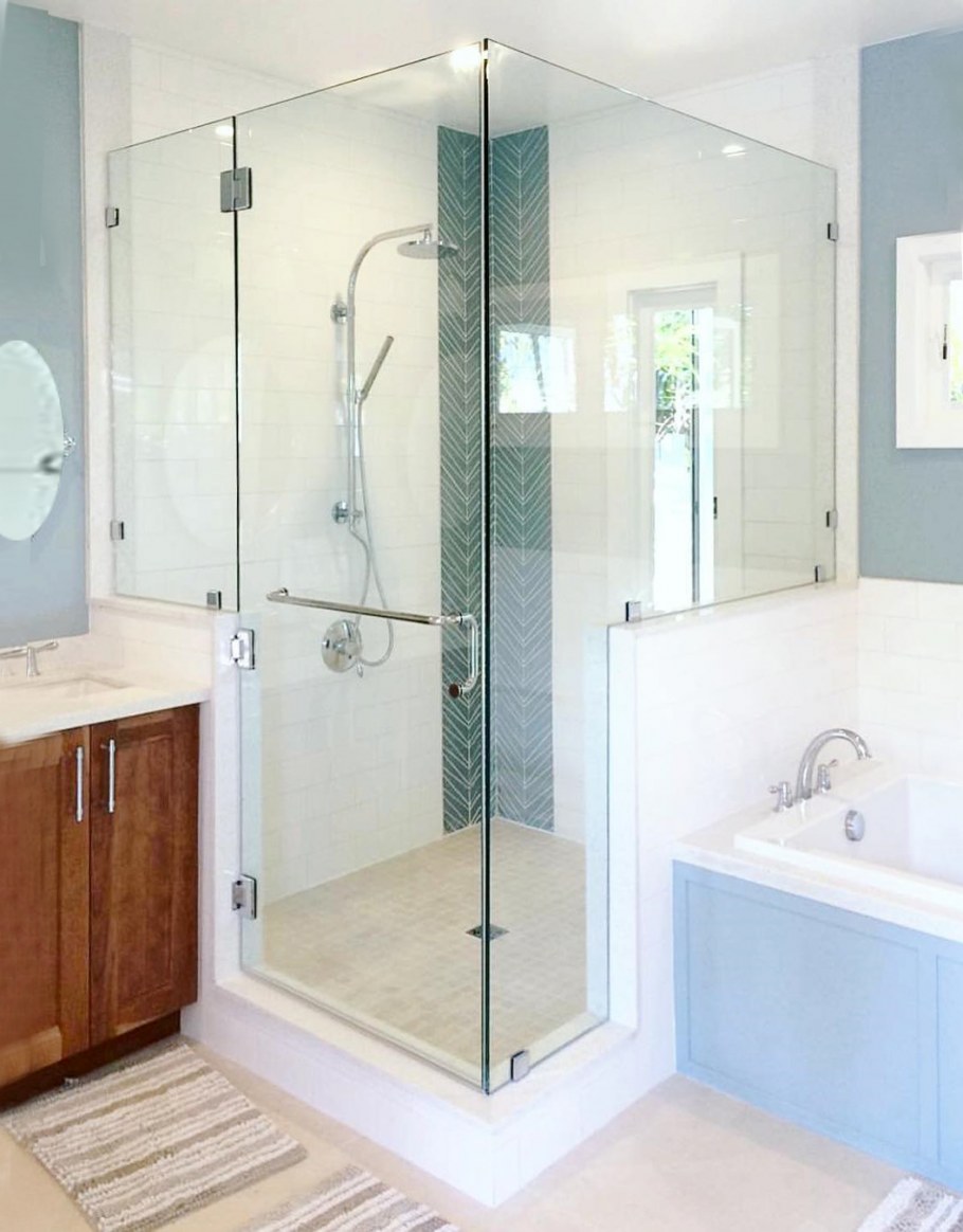 Стеклянная перегородка в душ