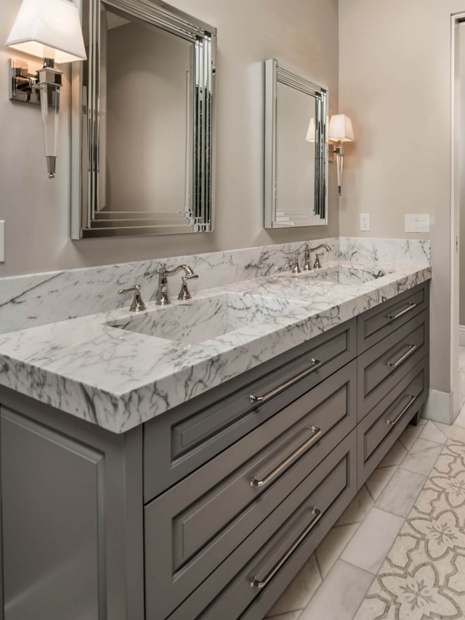 Сочетание бежевого мрамора в ванной