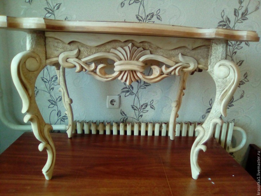 Резной столик