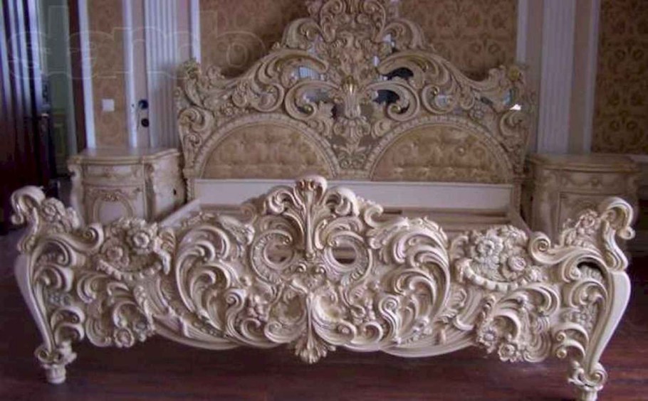Резная кровать из дерева