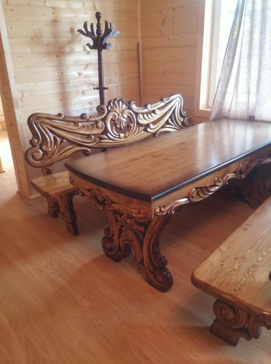Резной деревянный стол