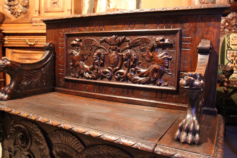 Старинная резная мебель