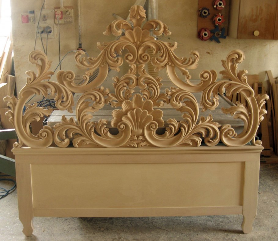 Резная кровать из дерева