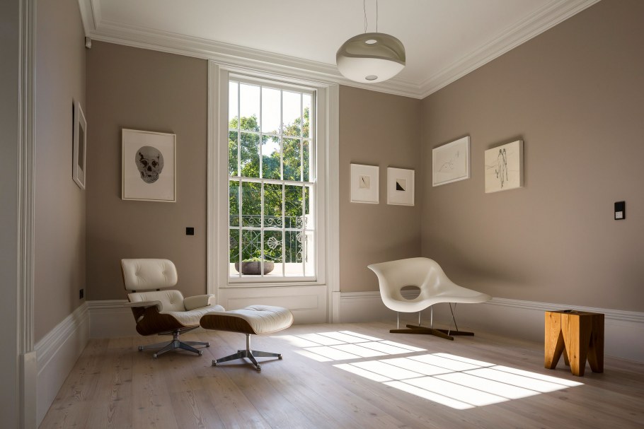 Молдинги на окнах в интерьере