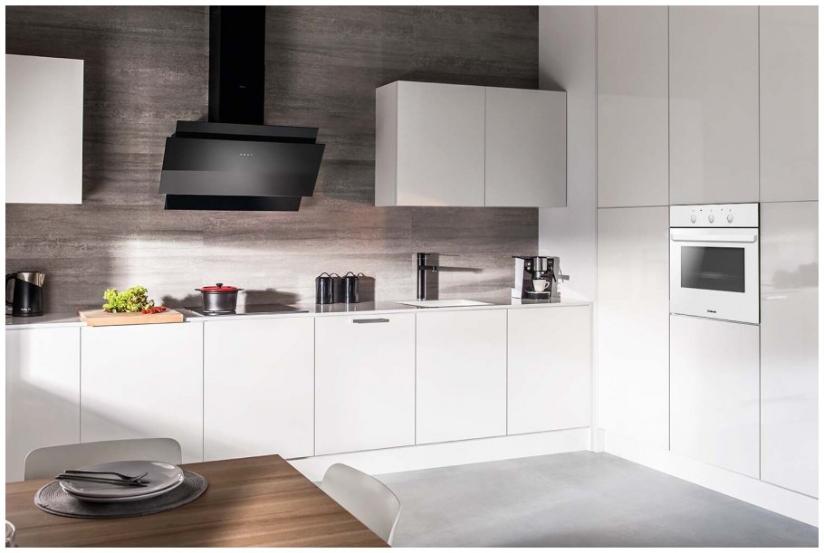 Кухня с наклонной вытяжкой